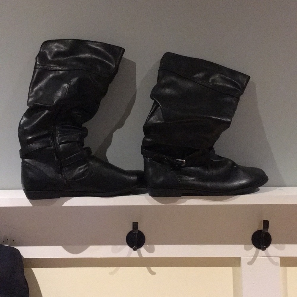 Maurice’s 10M black boots